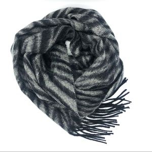 Animal print cashmere blend scarf in black & gray